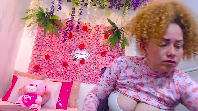 BLONDE SEXYHOT online show from October 17, 2025, 5:26 pm