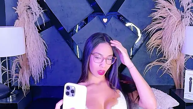 Snapshot of KylieWhite chatting on November 3, 2025, 1:12 pm KylieWhite online show from November 3, 2025, 1:12 pm