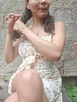 HelenHoltz online show from November 23, 2025, 4:18 pm