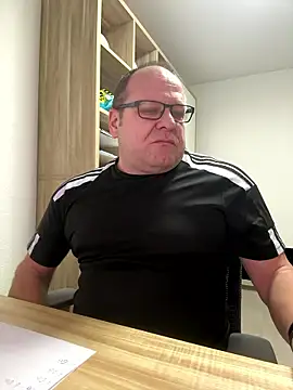 Snapshot of coupleLatinaLovers chatting on January 6, 2026, 6:28 am coupleLatinaLovers online show from January 6, 2026, 6:28 am