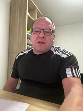 Snapshot of coupleLatinaLovers chatting on January 7, 2026, 6:38 am coupleLatinaLovers online show from January 7, 2026, 6:38 am