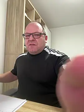 Snapshot of coupleLatinaLovers chatting on January 19, 2026, 8:18 am coupleLatinaLovers online show from January 19, 2026, 8:18 am