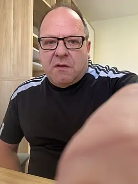 Snapshot of coupleLatinaLovers chatting on February 13, 2026, 9:38 am coupleLatinaLovers online show from February 13, 2026, 9:38 am