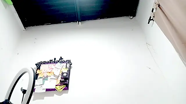 PetiteIvoryQueen19 online show from October 22, 2025, 4:13 am