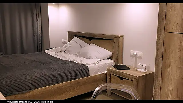 Snapshot of vinylstore chatting on January 14, 2026, 3:50 pm vinylstore online show from January 14, 2026, 3:50 pm