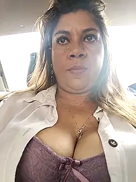 Laura-Hernandez online show from September 28, 2025, 3:06 pm