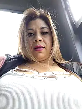 Laura-Hernandez online show from November 8, 2025, 3:23 pm