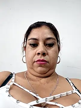 Snapshot of Laura-Hernandez chatting on February 10, 2026, 2:21 pm Laura-Hernandez online show from February 10, 2026, 2:21 pm