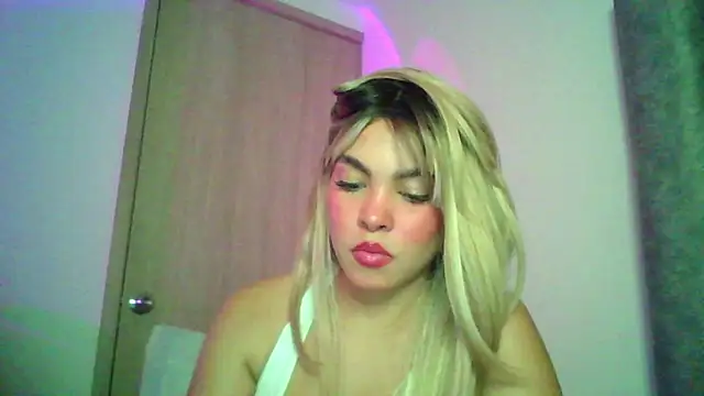 Snapshot of Kiri_Cutee chatting on November 11, 2025, 4:01 am Kiri Cutee online show from November 11, 2025, 4:01 am