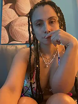 Snapshot of MafeeRoss chatting on April 10, 2026, 1:27 pm MafeeRoss online show from April 10, 2026, 1:27 pm