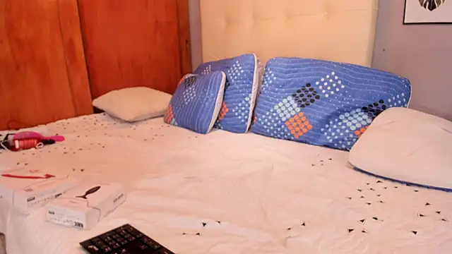 Snapshot of Maia_W10 chatting on November 13, 2025, 12:26 pm Maia W10 online show from November 13, 2025, 12:26 pm