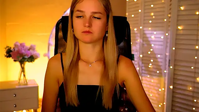 DeboraLarson online show from November 16, 2025, 3:23 am