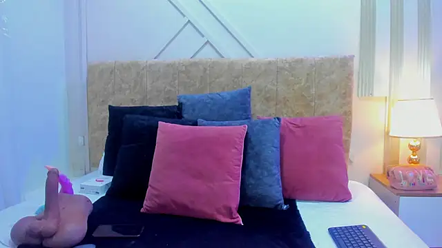 ashley  foxx  online show from November 3, 2025, 2:40 pm