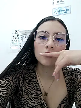 Snapshot of Cataleihaa chatting on April 4, 2026, 5:54 pm Cataleihaa online show from April 4, 2026, 5:54 pm