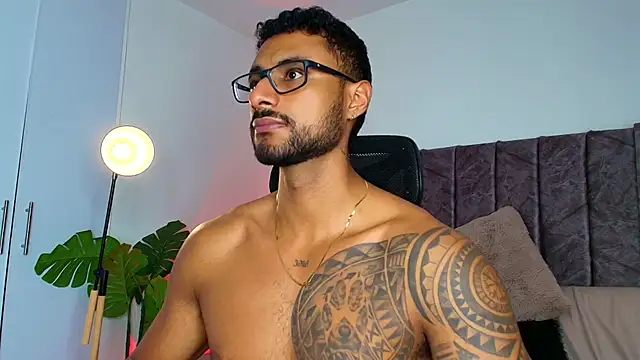 LiamGarcia1 online show from November 11, 2025, 2:39 pm