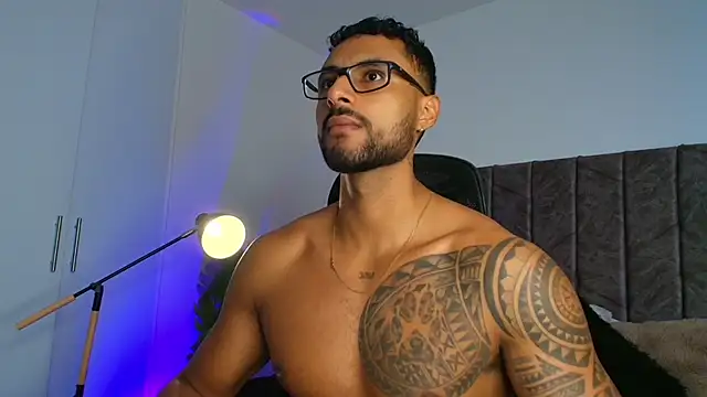 LiamGarcia1 online show from November 24, 2025, 2:28 pm