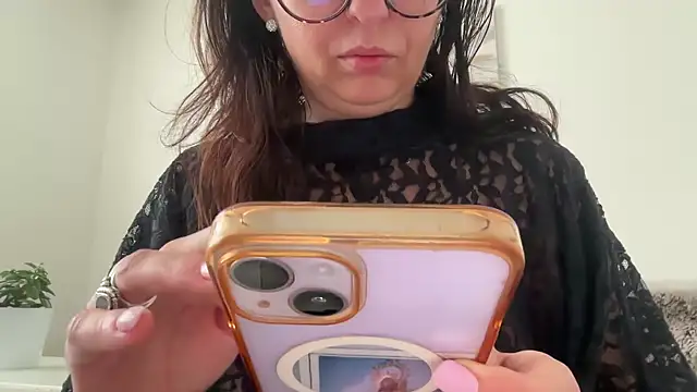 Snapshot of Serena_4you chatting on November 4, 2025, 3:22 pm Serena 4you online show from November 4, 2025, 3:22 pm