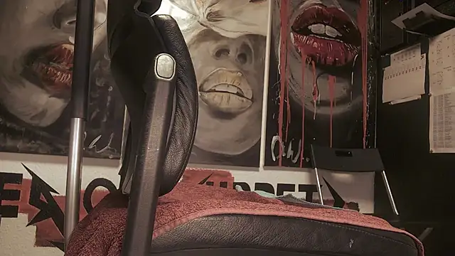 dani4334 online show from February 13, 2026, 9:22 pm