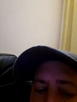 Snapshot of HeteroHotGuy1 chatting on September 9, 2025, 9:36 pm HeteroHotGuy1 online show from September 9, 2025, 9:36 pm