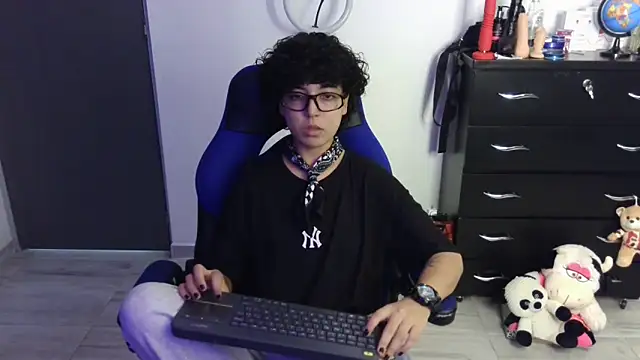 thomascooper7 online show from April 8, 2026, 8:20 pm