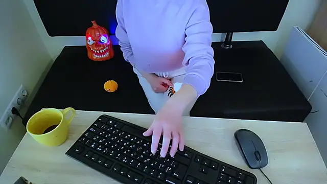 LaimaV  online show from October 31, 2025, 10:05 am