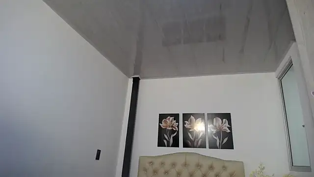 lily f00x online show from April 9, 2026, 12:32 pm