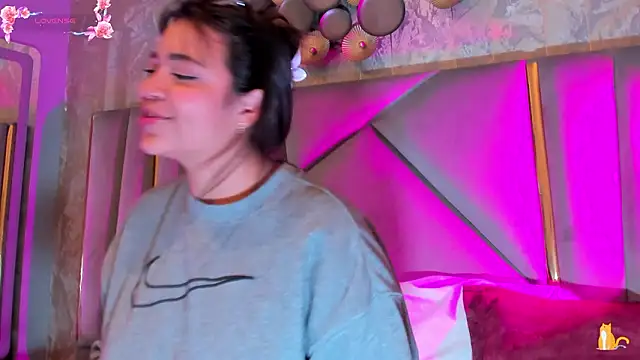 Snapshot of KimDevinne chatting on February 11, 2026, 2:49 am KimDevinne online show from February 11, 2026, 2:49 am