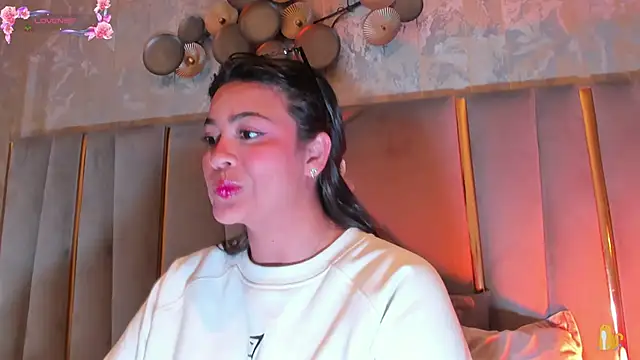 Snapshot of KimDevinne chatting on February 21, 2026, 2:23 am KimDevinne online show from February 21, 2026, 2:23 am