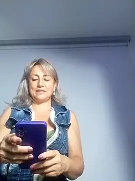 almaluna7 online show from October 19, 2025, 12:11 am