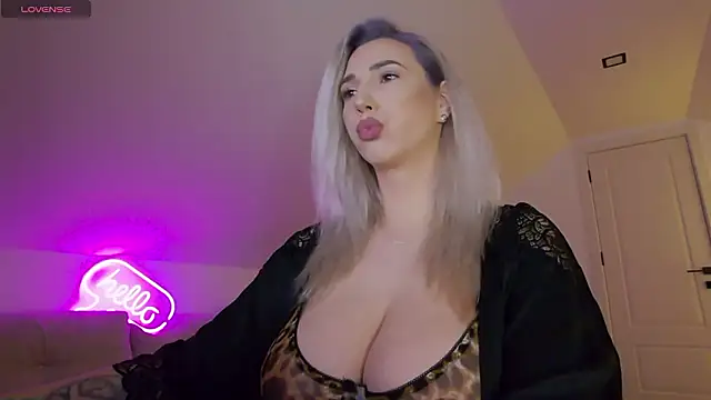 Snapshot of KhloeK chatting on February 16, 2026, 10:11 am KhloeK online show from February 16, 2026, 10:11 am