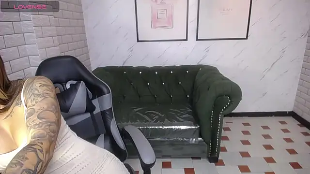 Snapshot of _Charlotte_v chatting on December 10, 2024, 1:55 pm Charlotte v online show from December 10, 2024, 1:55 pm