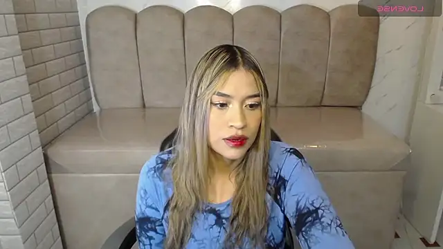 Snapshot of _Charlotte_v chatting on February 5, 2026, 4:06 am Charlotte v online show from February 5, 2026, 4:06 am