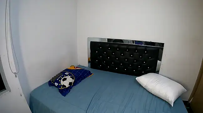 hot quenn online show from December 8, 2024, 6:28 pm