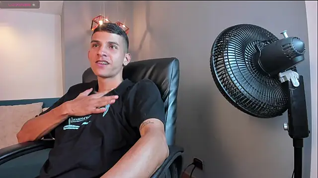 Aaron Scoot online show from December 18, 2024, 11:30 pm