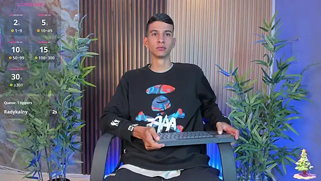 Snapshot of Aaron_Scoot chatting on December 18, 2025, 12:44 pm Aaron Scoot online show from December 18, 2025, 12:44 pm