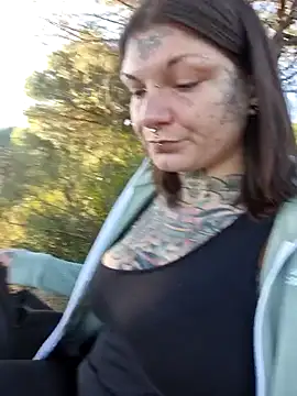 Snapshot of lizzardqueeen chatting on January 6, 2026, 4:21 pm lizzardqueeen online show from January 6, 2026, 4:21 pm