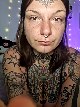 Snapshot of lizzardqueeen chatting on February 3, 2026, 11:43 pm lizzardqueeen online show from February 3, 2026, 11:43 pm