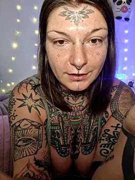 Snapshot of lizzardqueeen chatting on February 6, 2026, 9:01 am lizzardqueeen online show from February 6, 2026, 9:01 am