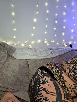 Snapshot of lizzardqueeen chatting on February 18, 2026, 3:57 am lizzardqueeen online show from February 18, 2026, 3:57 am