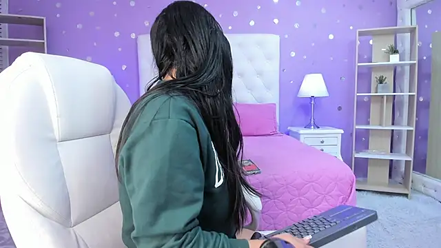 scarlette 15  online show from November 6, 2025, 3:18 am