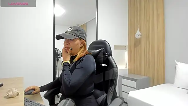 alma fenix online show from December 16, 2025, 12:32 pm