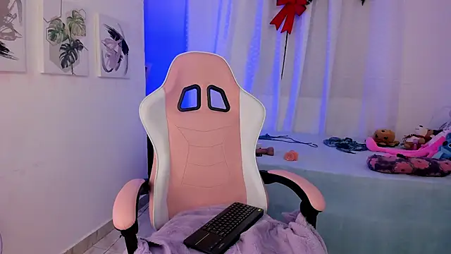 Snapshot of Lia_Petite1 chatting on March 7, 2025, 5:51 am Lia Petite1 online show from March 7, 2025, 5:51 am