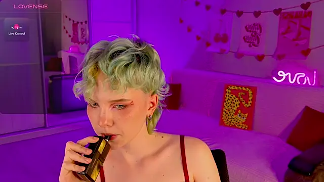 Snapshot of School_Love chatting on March 17, 2025, 4:11 pm School Love online show from March 17, 2025, 4:11 pm