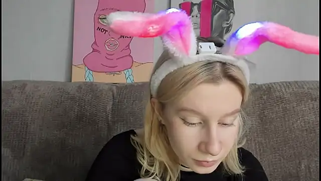 Snapshot of EnigmaSee chatting on November 15, 2025, 9:06 am EnigmaSee online show from November 15, 2025, 9:06 am