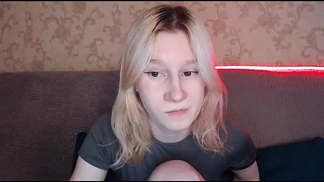 Snapshot of EnigmaSee chatting on December 2, 2025, 9:03 am EnigmaSee online show from December 2, 2025, 9:03 am