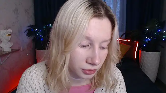 Snapshot of EnigmaSee chatting on December 17, 2025, 9:04 am EnigmaSee online show from December 17, 2025, 9:04 am