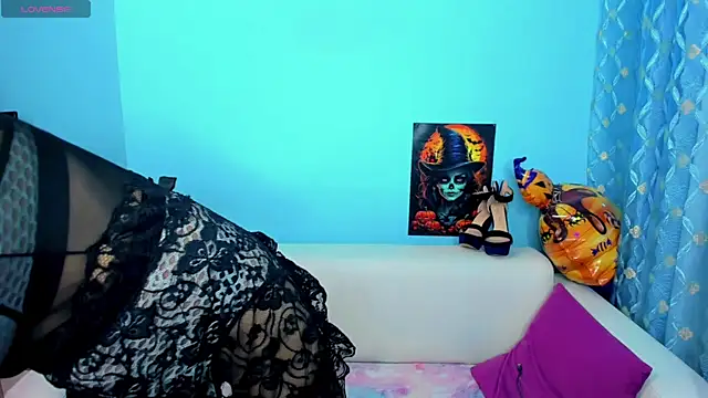 LindaaLu online show from November 12, 2025, 2:12 am