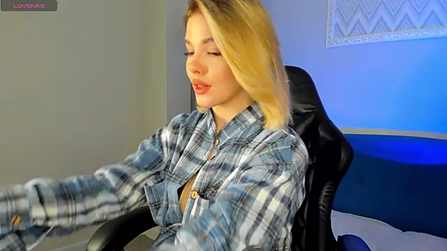 Snapshot of Anna_Robinson chatting on March 5, 2025, 8:21 am Anna Robinson online show from March 5, 2025, 8:21 am