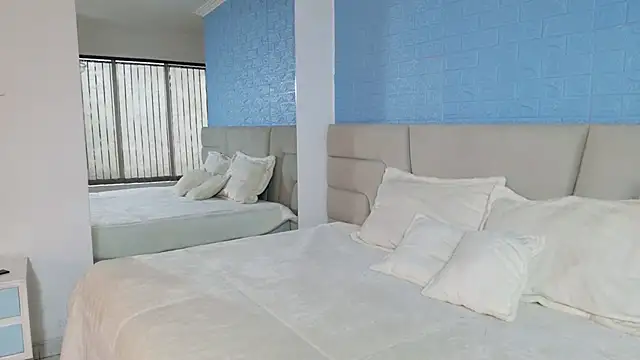 Zoe Benson online show from September 30, 2025, 1:49 pm