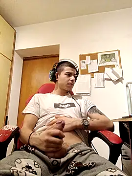 Snapshot of BigDickEnrg7195 chatting on February 18, 2025, 9:42 pm BigDickEnrg7195 online show from February 18, 2025, 9:42 pm